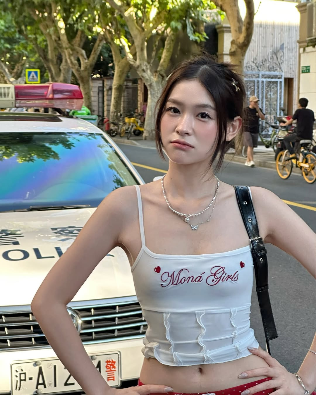 Cô được biết đến nhiều hơn với vai trò người mẫu ảnh, livestream (phát sóng trực tiếp) và là nhà sáng tạo nội dung hút hàng triệu lượt theo dõi trên nền tảng Tiktok.