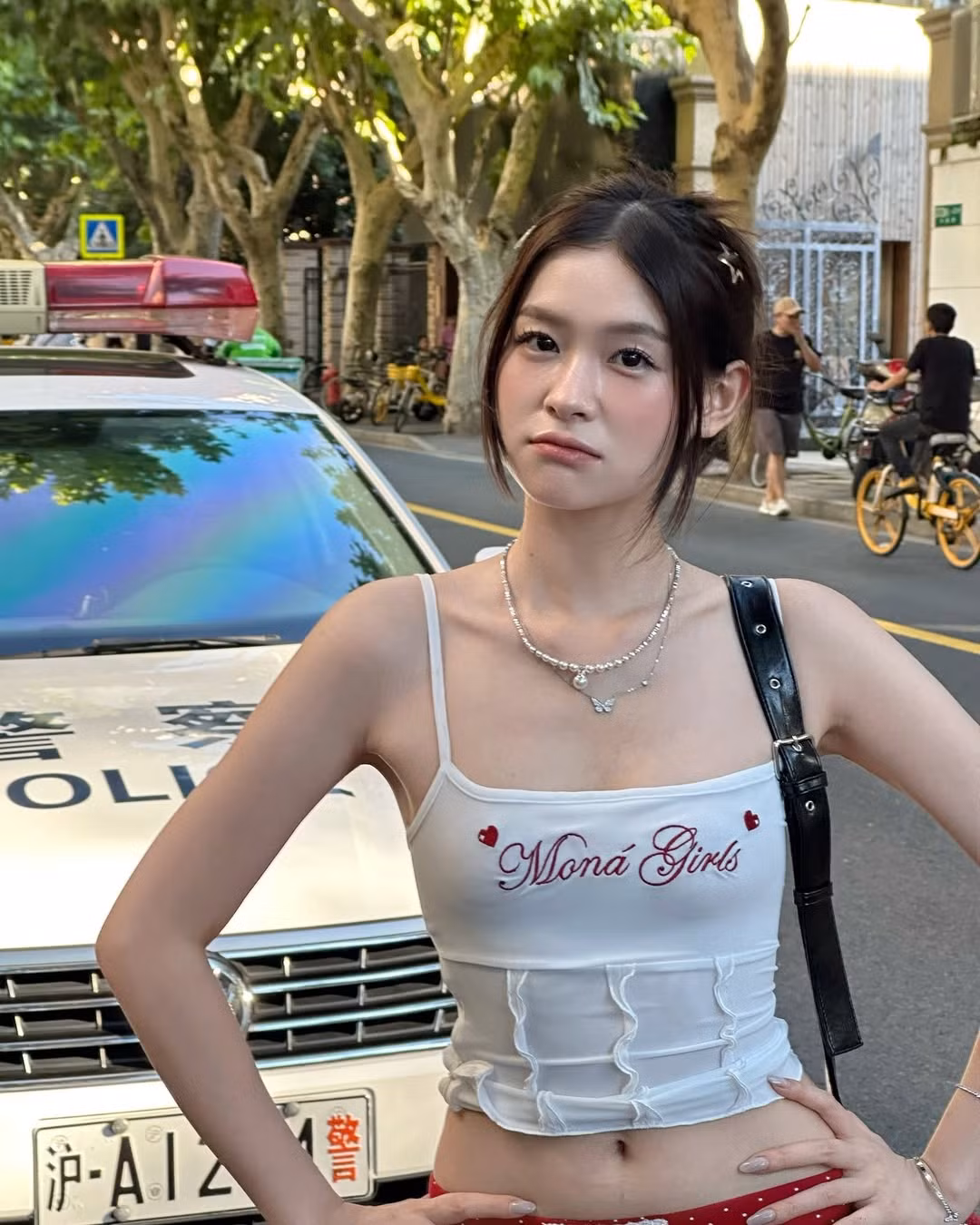 Cô được biết đến nhiều hơn với vai trò người mẫu ảnh, livestream (phát sóng trực tiếp) và là nhà sáng tạo nội dung hút hàng triệu lượt theo dõi trên nền tảng Tiktok.