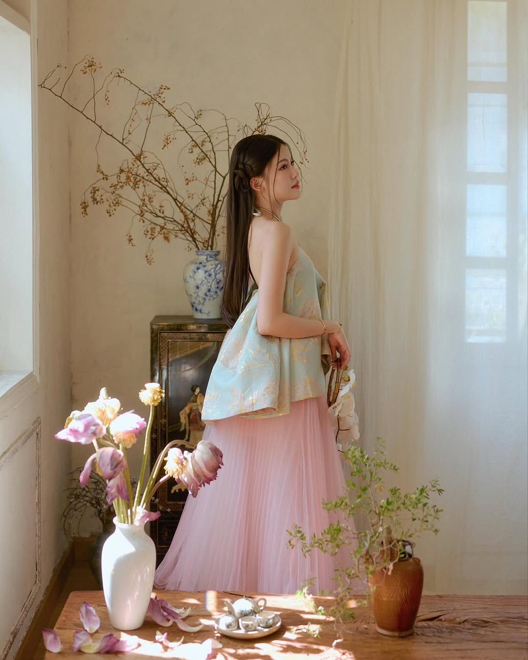 Mỹ Hàn không đáp lại những bình luận có ý công kích, cô nàng chỉ giữ thái độ im lặng.