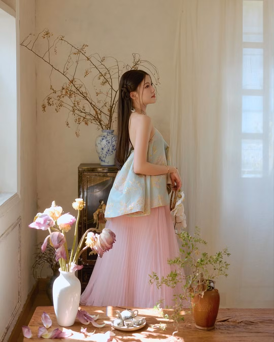 Mỹ Hàn không đáp lại những bình luận có ý công kích, cô nàng chỉ giữ thái độ im lặng.