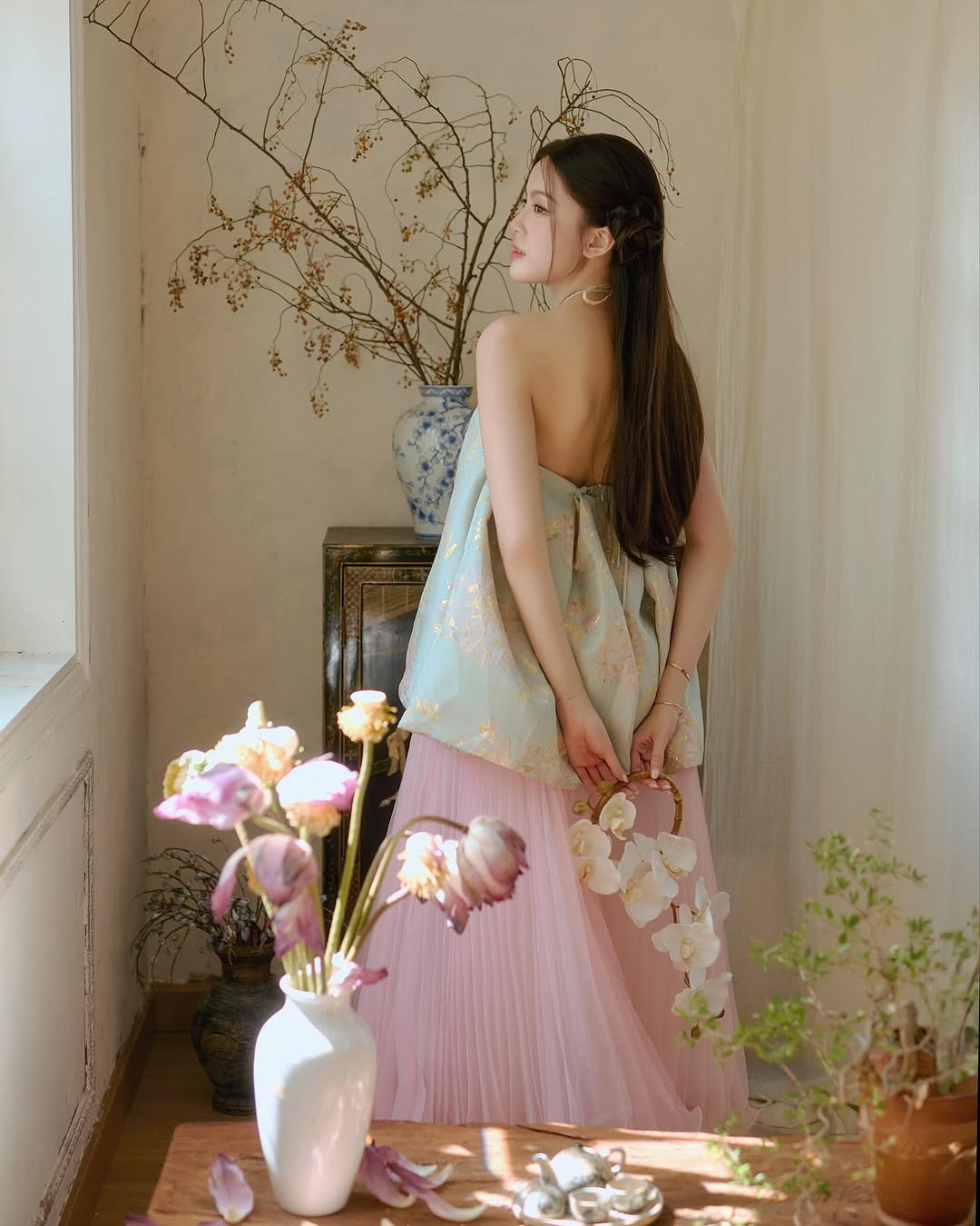 Vốn theo đuổi phong cách nữ tính nhẹ nhàng, "bạn gái HIEUTHUHAI" lựa chọn thiết kế yếm với màu sắc trang nhã, nhẹ nhàng kết hợp giữa sắc xanh và hồng. Trong nhiều góc ảnh, cô nàng khoe trọn bờ lưng trần gợi cảm.