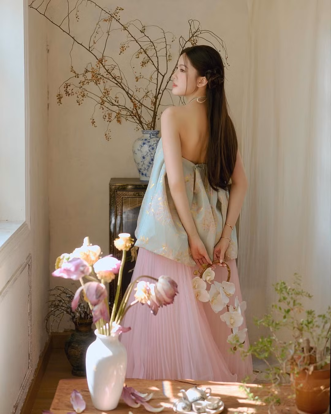 Vốn theo đuổi phong cách nữ tính nhẹ nhàng, "bạn gái HIEUTHUHAI" lựa chọn thiết kế yếm với màu sắc trang nhã, nhẹ nhàng kết hợp giữa sắc xanh và hồng. Trong nhiều góc ảnh, cô nàng khoe trọn bờ lưng trần gợi cảm.