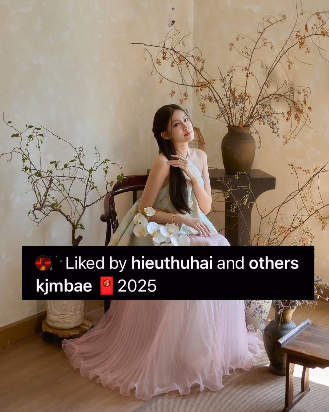 Mới đây, cô nàng đã tái xuất sau drama với bộ ảnh diện yếm chụp Tết. Ngay lập tức, HIEUTHUHAI cũng đã nhanh chóng tương tác với bài viết mới của "bạn gái".