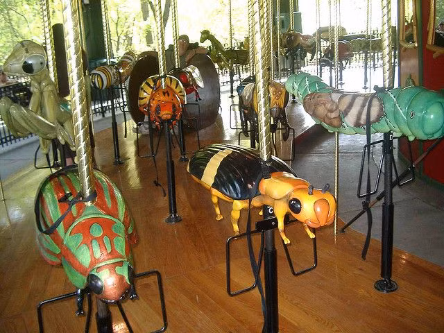 Rất nhiều loại côn trùng khác nhau như ong, bọ, sâu, bọ ngựa, ruồi... đều được chạm khắc giống y như thật.