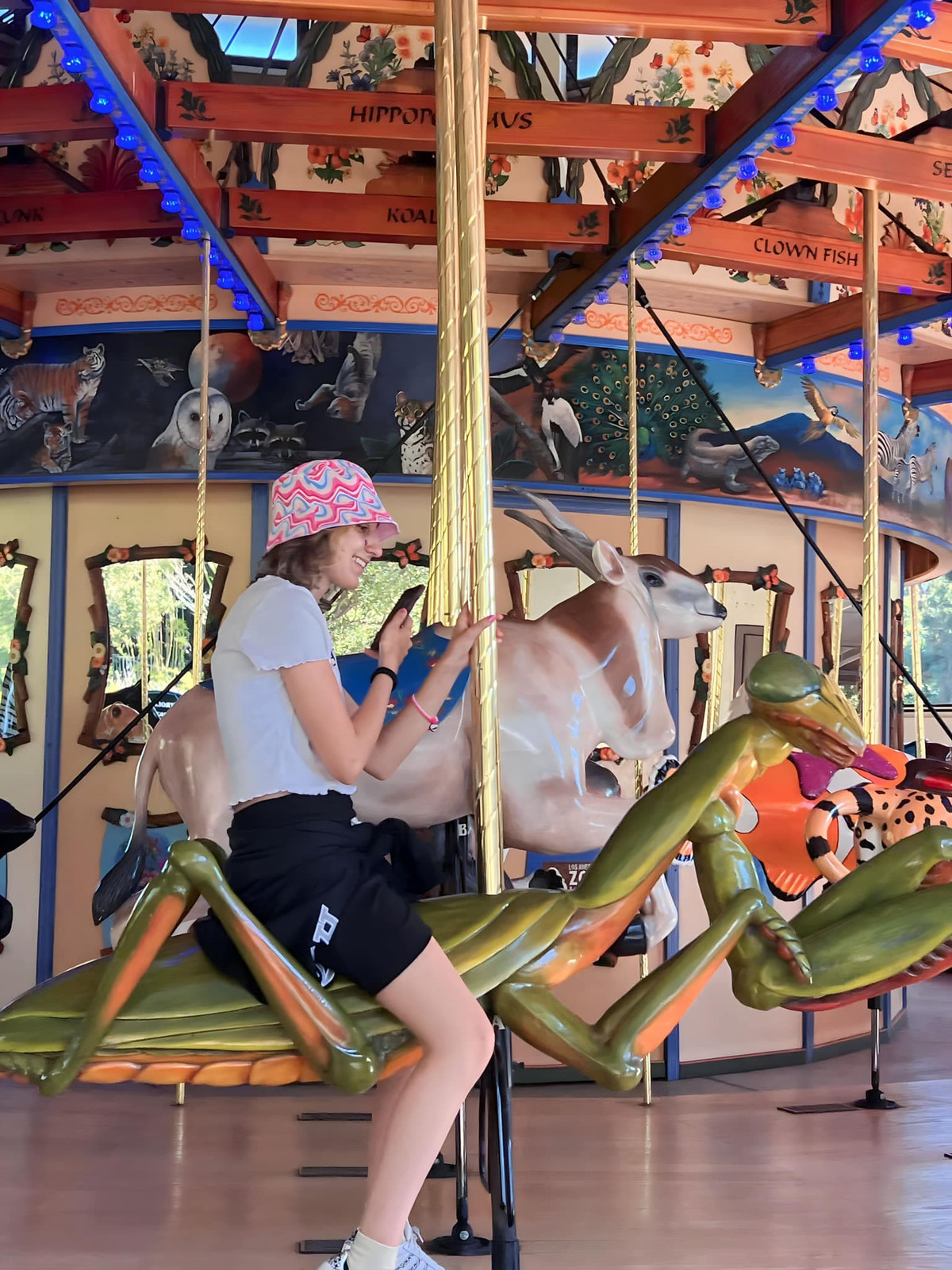 Không chỉ các em nhỏ mà nhiều bạn trẻ cùng chơi thử vòng quay này, đồng thời chụp những tấm ảnh check-in với vòng quay côn trùng gỗ.