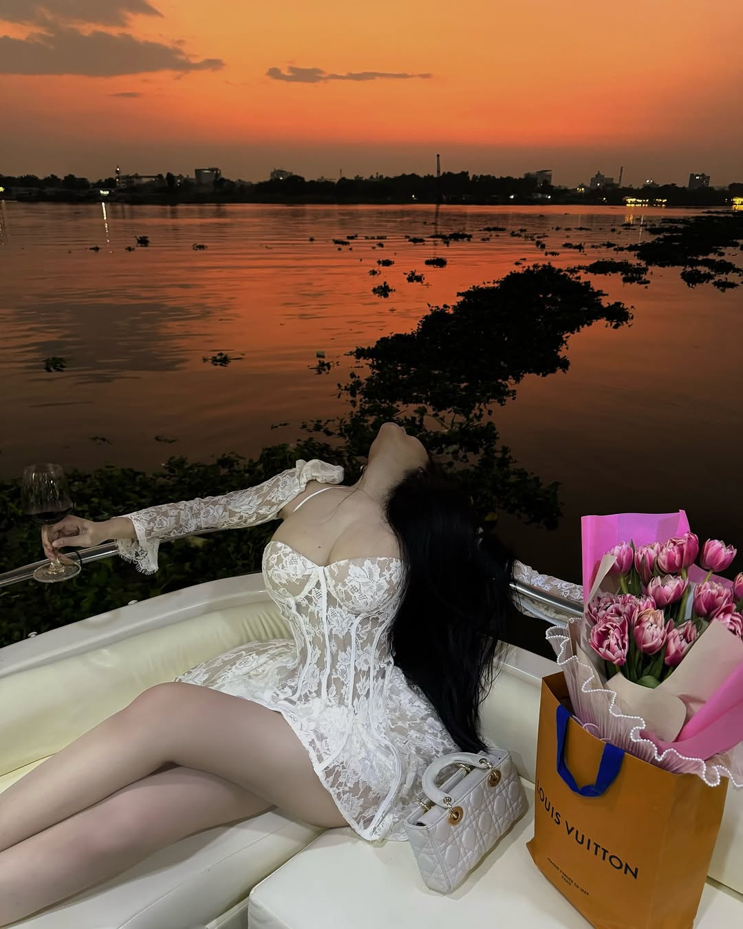 Trong một tấm hình khác, cô nàng tạo dáng khoe trọn "tâm hồn tràn viền".