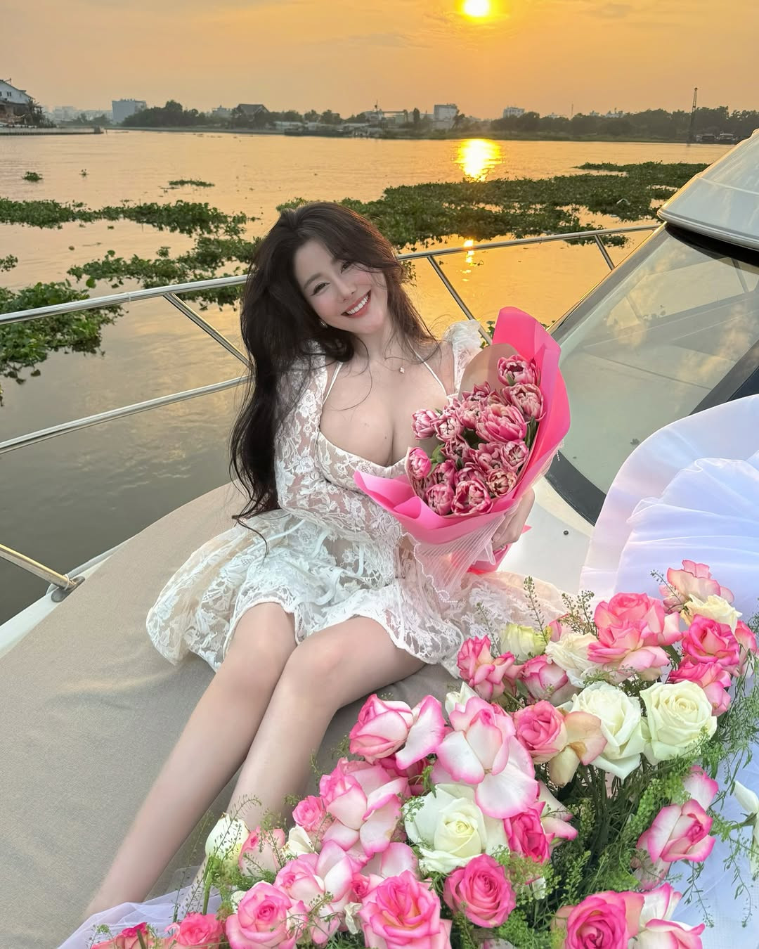 Cô nàng khoe trọn đôi chân thon dài, không tì vết khiến người đối diện không thể rời mắt.