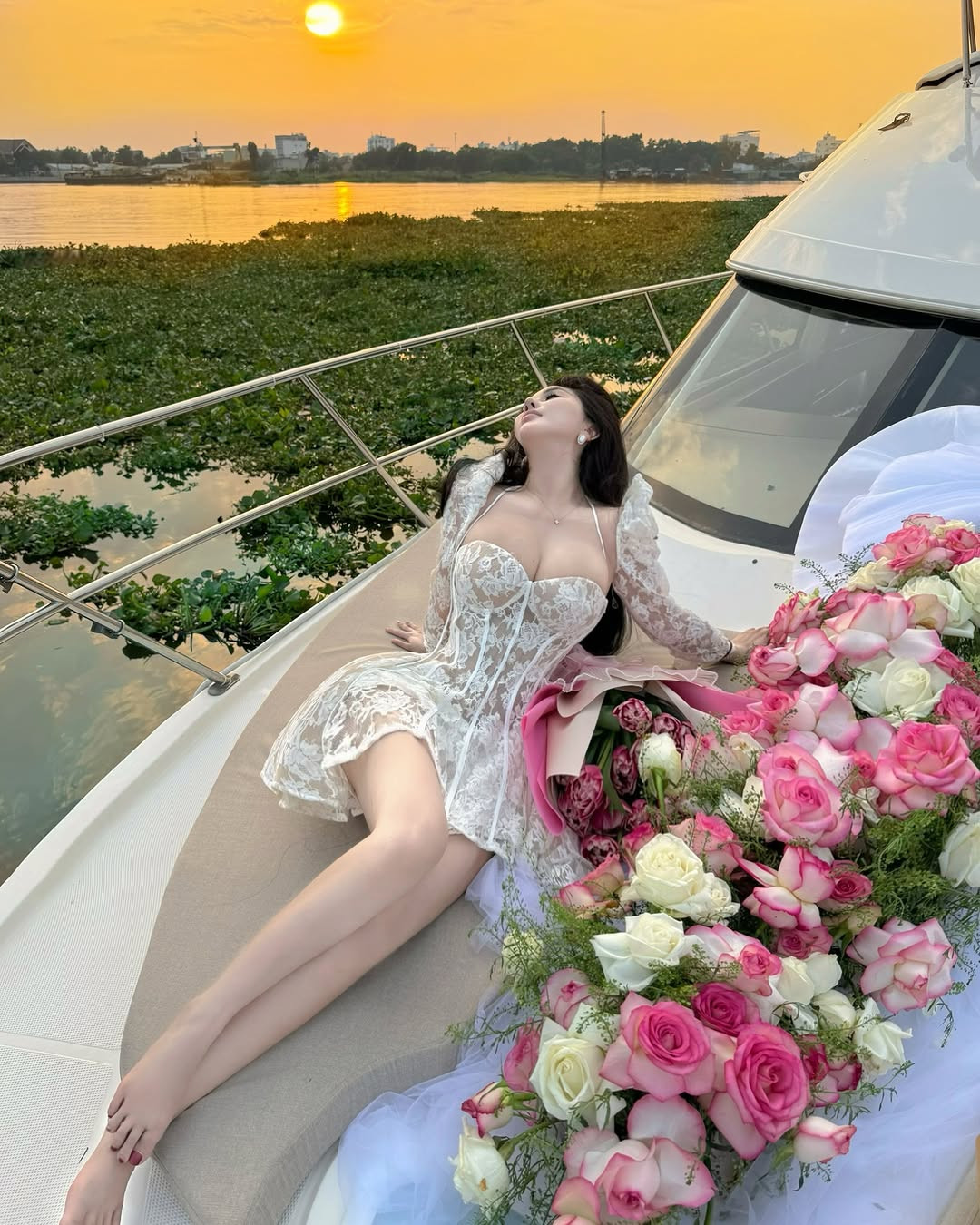 Ngọc Trân lựa chọn thiết kế váy ren trắng có phần cúp ngực gợi cảm.