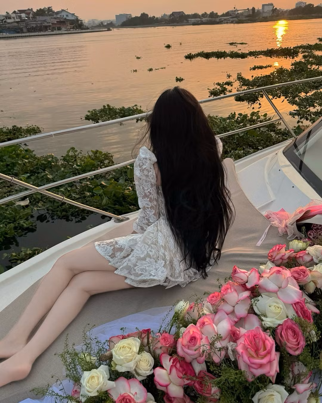 Nàng hot girl cũng sở hữu "suối tóc" ấn tượng.