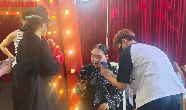 Trước đó, Phạm Thoại đăng hình ảnh ở phòng bệnh viện của bé Bắp ở Facebook và TikTok. Kèm theo đó, anh chàng viết: “Mấy ngày bận quay mega live khiến mọi người lo lắng lên bài quan tâm quá. Cảm ơn mọi người đã quan tâm”.