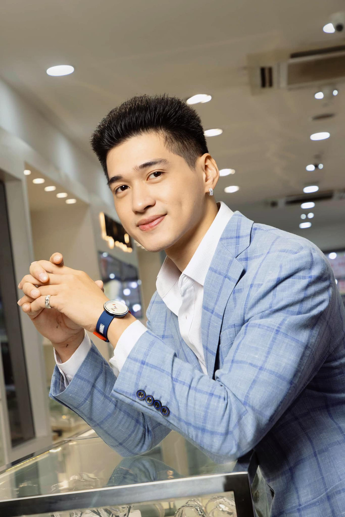 Nam diễn viên sở hữu vẻ ngoài điển trai không khác gì nam thần.