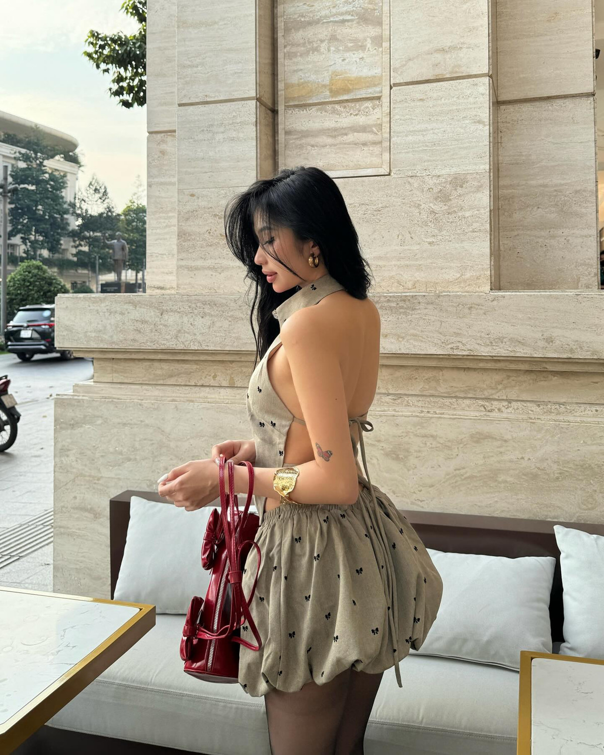 Diện set đồ với thiết kế hở lưng tinh tế, Quỳnh Như khéo léo khoe trọn lợi thế hình thể mà không hề phô phang.