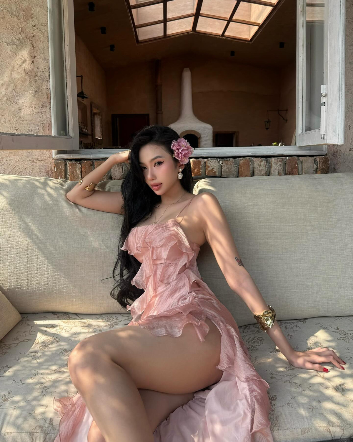 Từng gây bão mạng xã hội với những clip nhảy quyến rũ, Quỳnh Như ngày càng khẳng định sức hút riêng của mình với phong cách thời trang đa dạng và gu thẩm mỹ tinh tế.