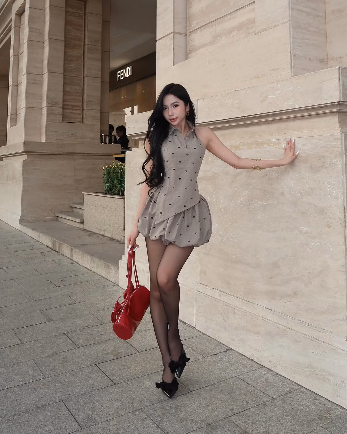 Dưới ánh nắng chiều dịu nhẹ, nhan sắc của hot girl Gen Z càng thêm phần rạng rỡ, thần thái cuốn hút khiến ai cũng phải ngoái nhìn.