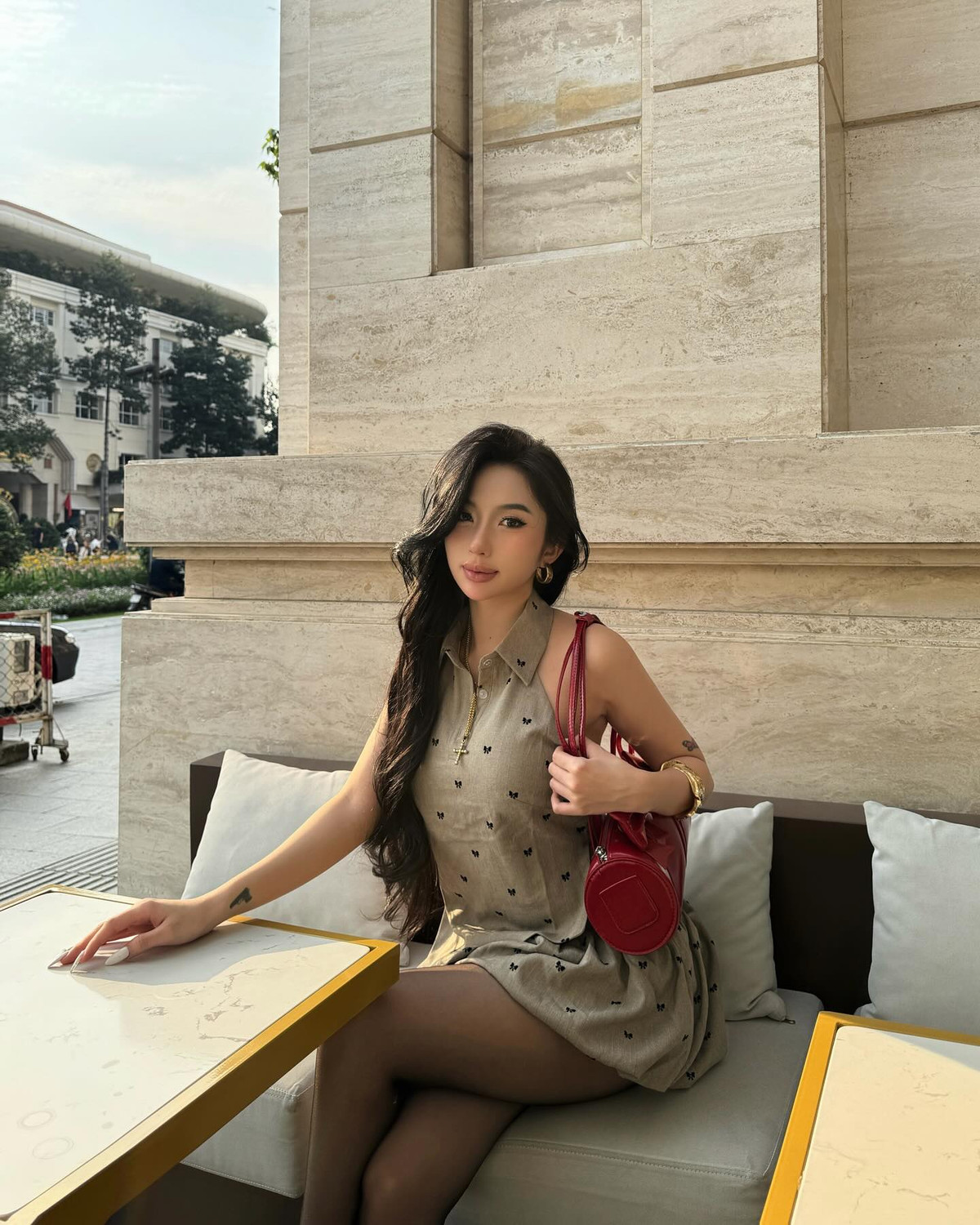 Là một Tiktoker được nhiều bạn trẻ biết đến, mỗi hoạt động của Quỳnh Như trên mạng xã hội đều nhận về nhiều sự chú ý. Mới đây cô nàng vừa đăng tải loạt ảnh đi trà chiều thu hút sự chú ý của netizen.