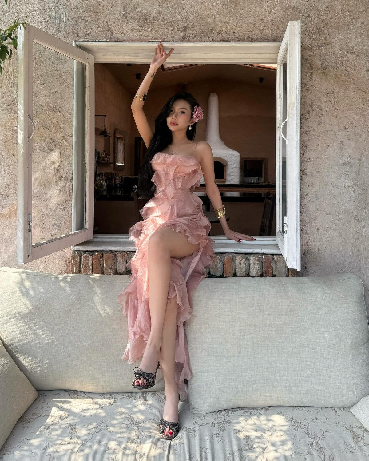 Những trang phục được Quỳnh Như lựa chọn đều đa phần có sự cắt xẻ tinh tế, khoe đường cong cơ thể.