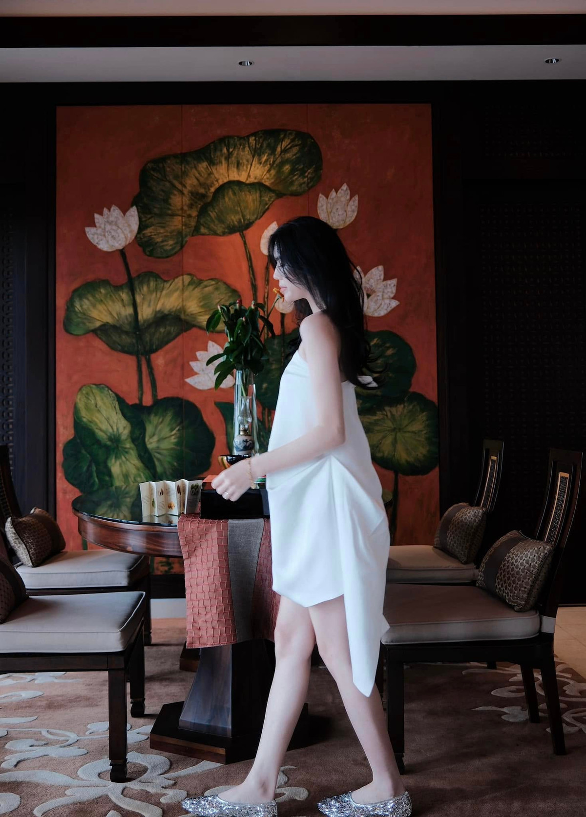 Ở phần bình luận, nhiều người bày tỏ xuýt xoa trước nhan sắc của cô nàng: "Xinh quá đi", "Công chúa nhà ai đây", "Cổ vừa xinh nà mang thêm nét sang trong người".