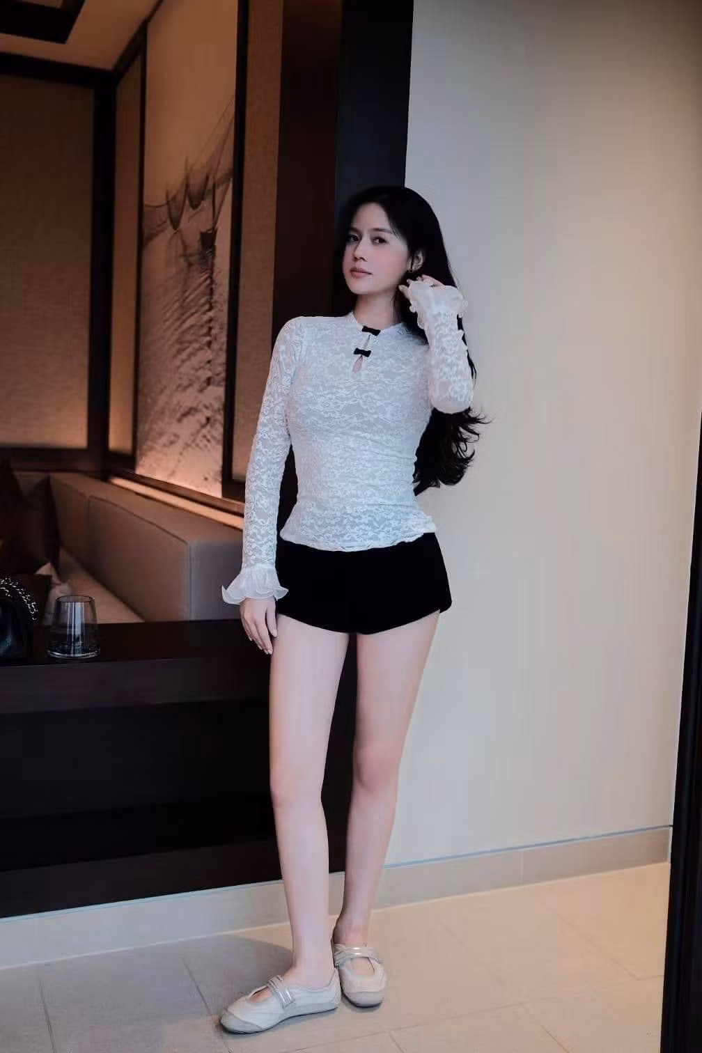 Không diện những thiết kế gợi cảm khoe da thịt nhưng cách phối đồ với các thiết kế có phom dáng ngắn, ôm sát giúp vợ Thành Chung tôn lên vóc dáng chuẩn chỉnh, vòng nào ra vòng đó.