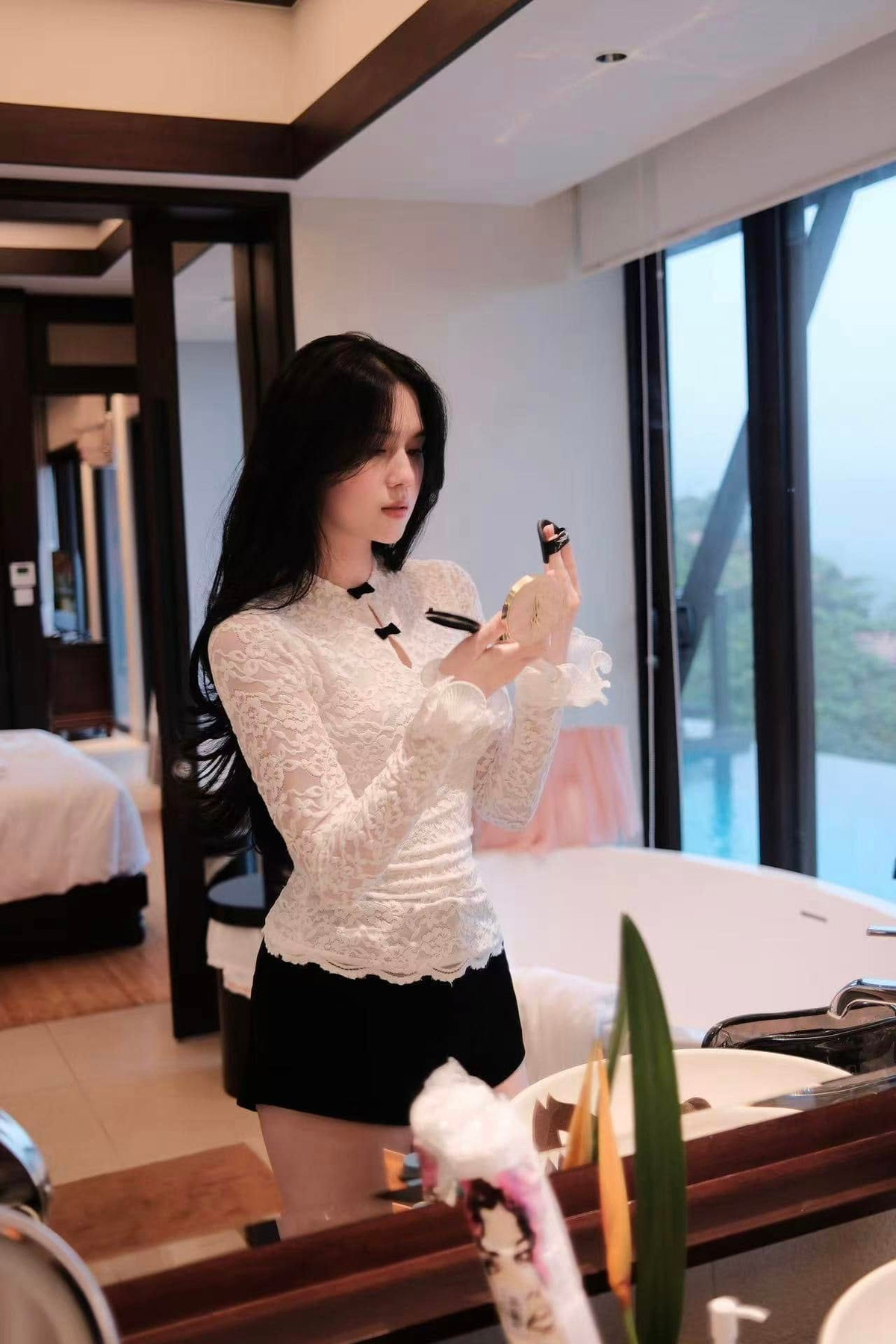 Trong những bức ảnh đời thường khác, nàng WAG theo đuổi phong cách thời trang nhẹ nhàng, thanh lịch.