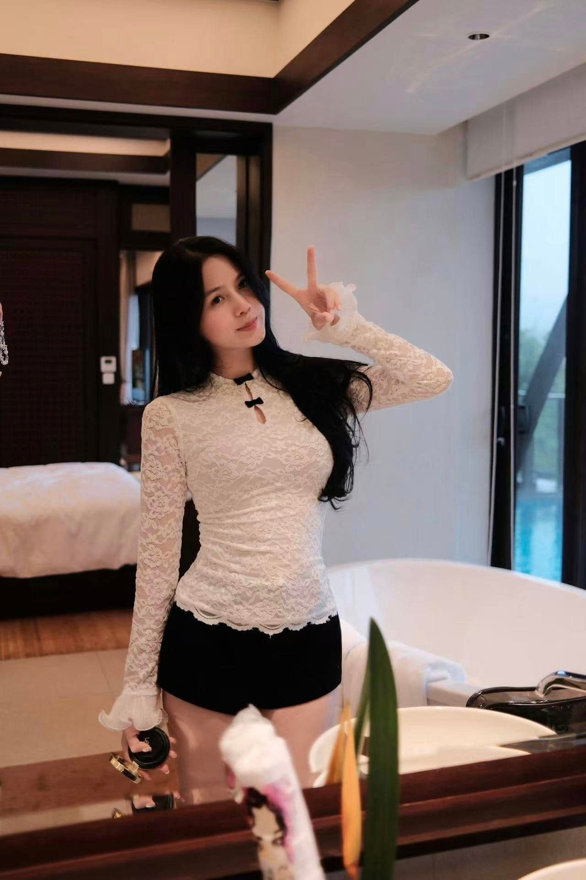 Đặc biệt, khán giả còn phát hiện vợ Thành Chung là một "phú bà" ngầm của giới WAG Việt. Tố Uyên không ngần ngại sắm những mẫu túi hàng hiệu đắt đỏ, có giá trị lên đến hàng trăm triệu đồng.