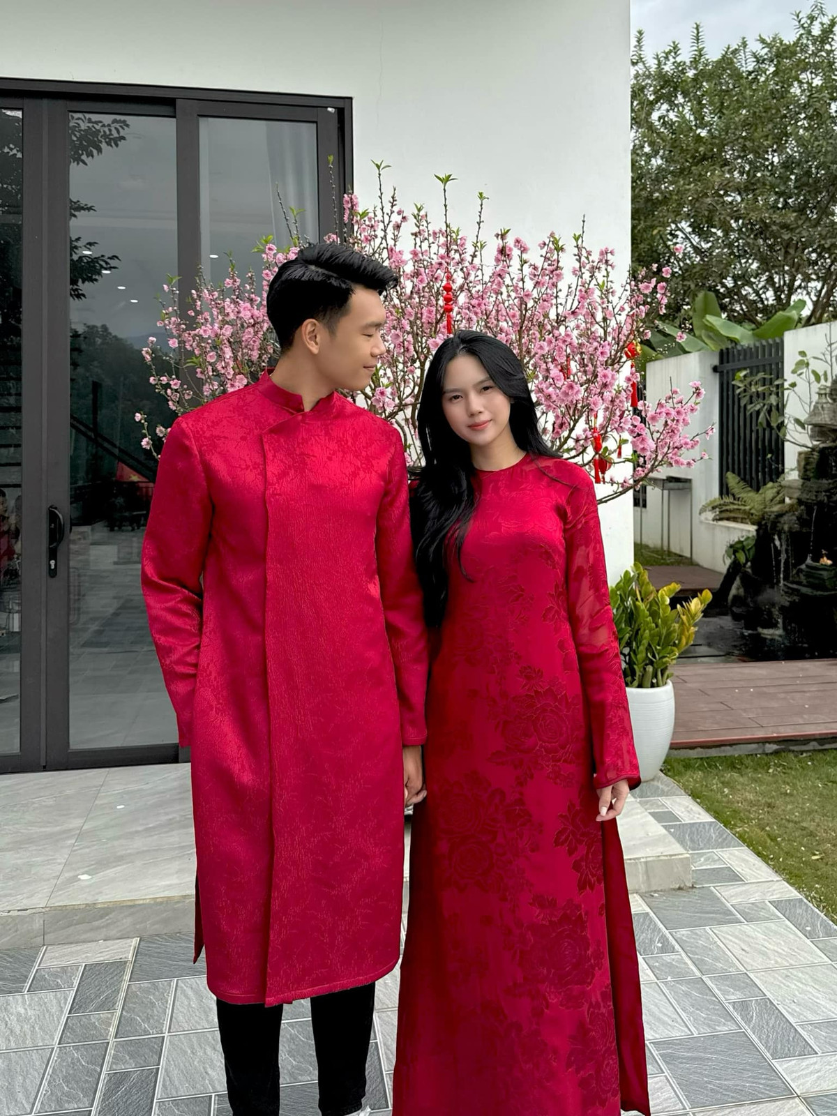 Trong dịp Tết vừa rồi, cặp đôi cùng nhau diện áo dài đôi đi du xuân khiến người hâm mộ vô cùng ngưỡng mộ. Thành Chung cũng là người luôn ở bên ủng hộ công việc kinh doanh của vợ.