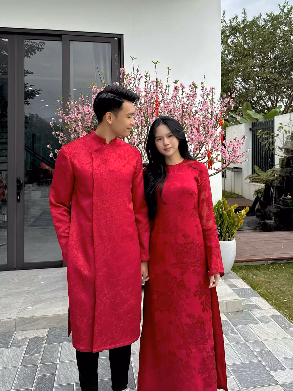 Trong dịp Tết vừa rồi, cặp đôi cùng nhau diện áo dài đôi đi du xuân khiến người hâm mộ vô cùng ngưỡng mộ. Thành Chung cũng là người luôn ở bên ủng hộ công việc kinh doanh của vợ.