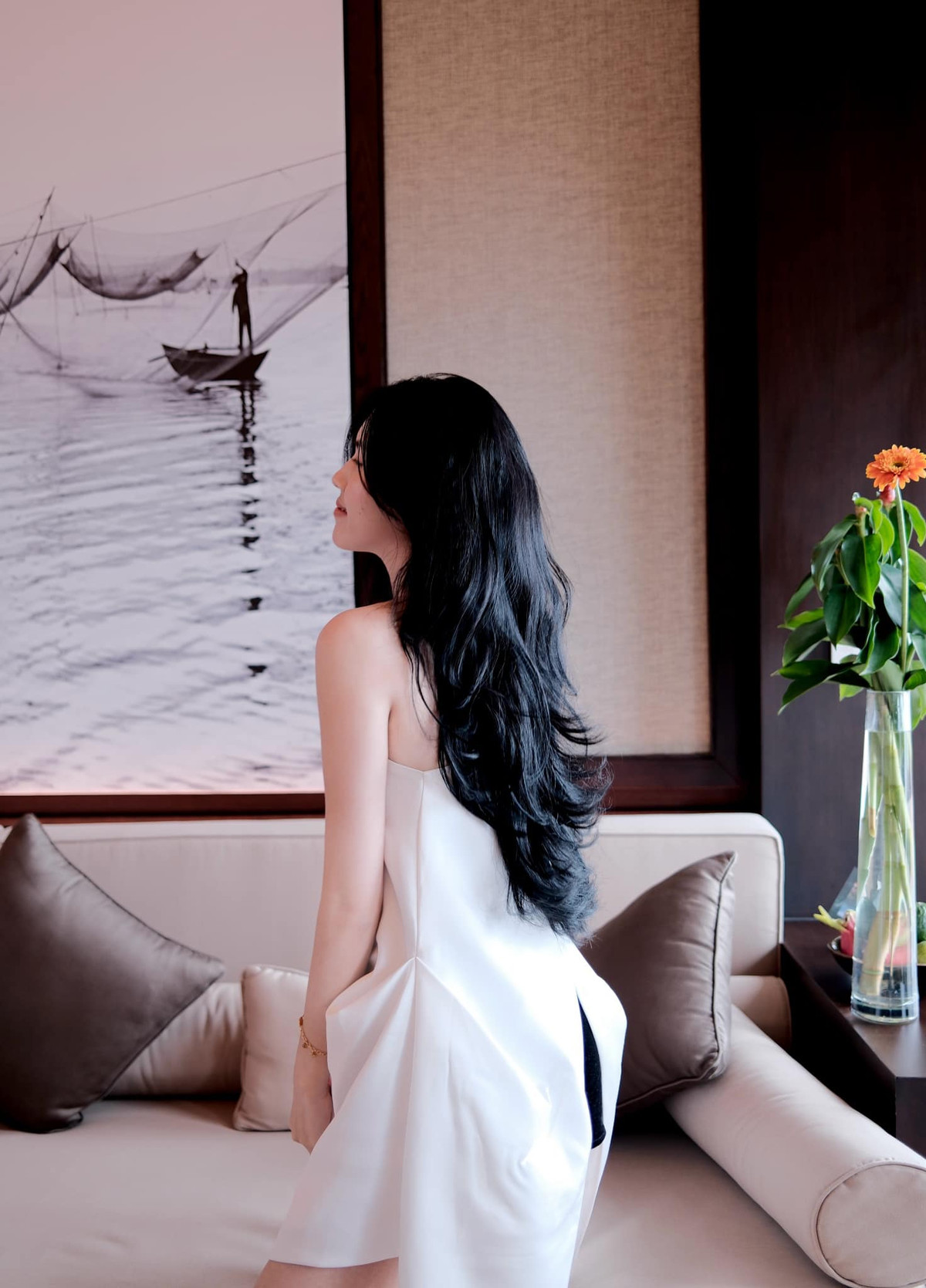 Màn lên đồ này giúp Tố Uyên khoe bờ vai trần nuột nà.