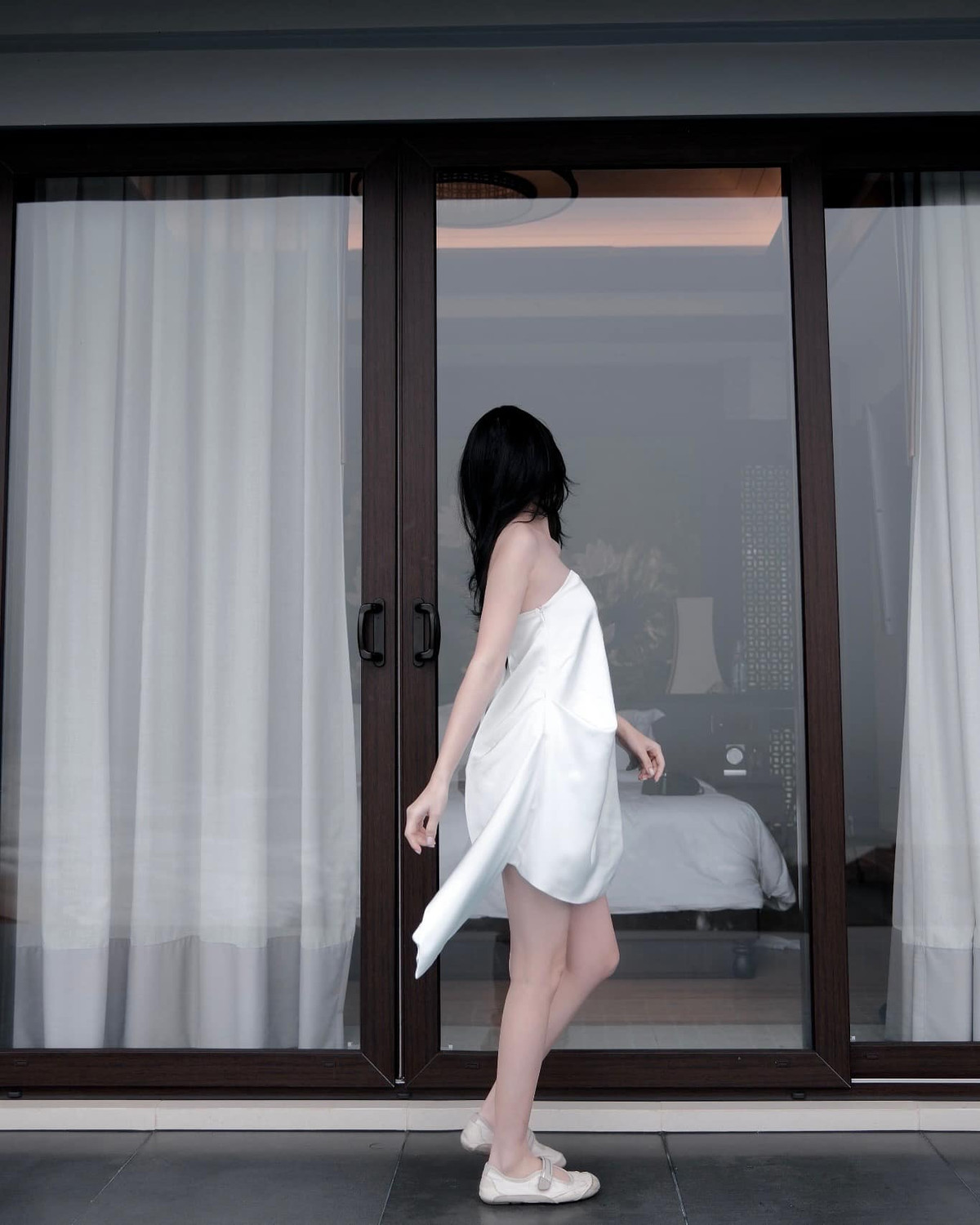 Trong thiết kế váy trắng ngắn, cô nàng khoe trọn đôi chân dài miên man, vóc dáng thon gọn cùng làn da trắng sáng không tỳ vết.