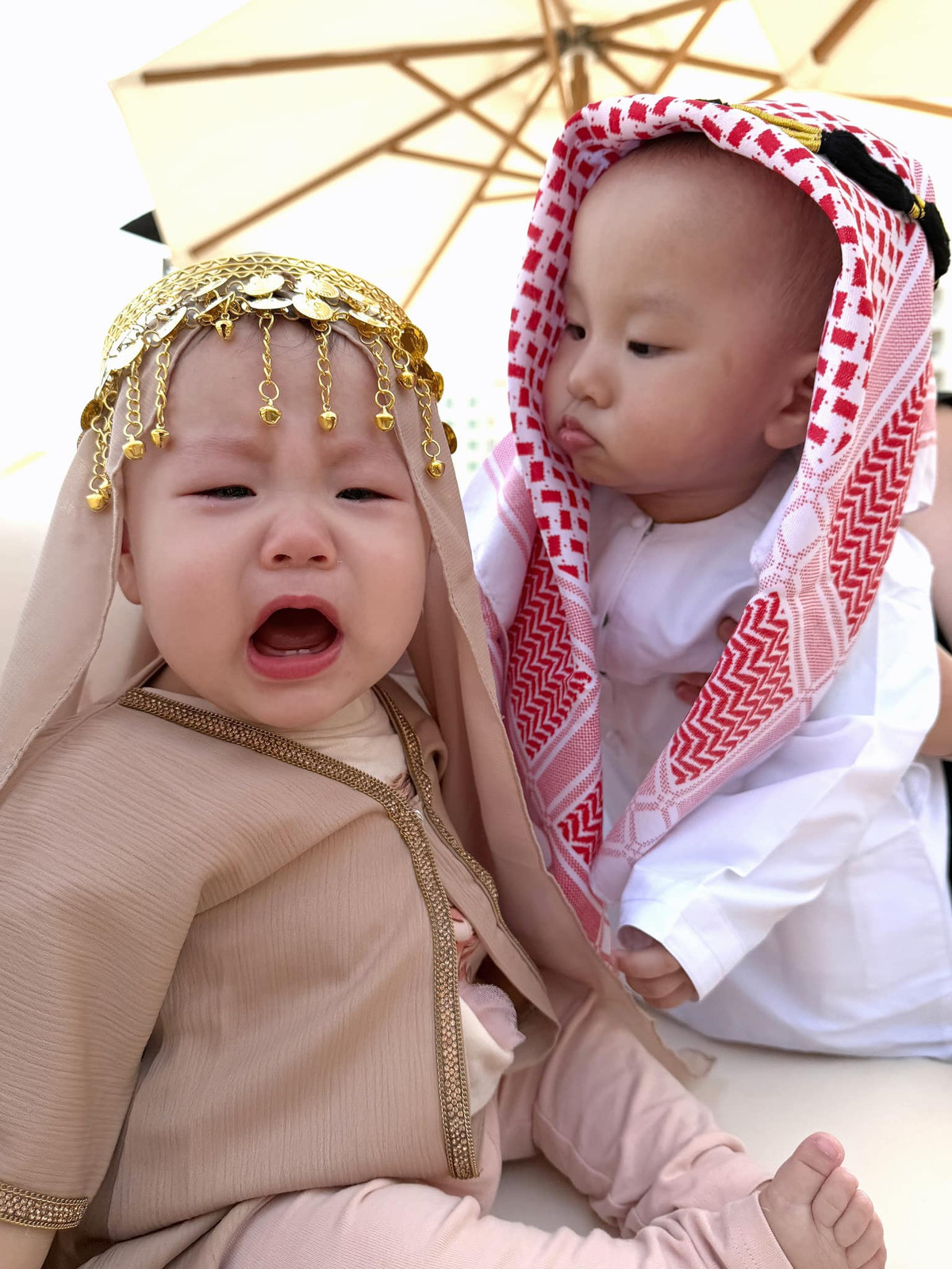 Trong loạt ảnh và video được Phương Oanh đăng tải, 2 nhóc tì "đốn tim" người xem khi diện trang phục của người Ả Rập, hóa thân thành "hoàng tử tinh nghịch" và "công chúa bụng to". Nữ diễn viên hài hước chia sẻ: "Buổi cosplay bất ổn của nàng công chúa bụng to và chàng hoàng tử tinh nghịch".