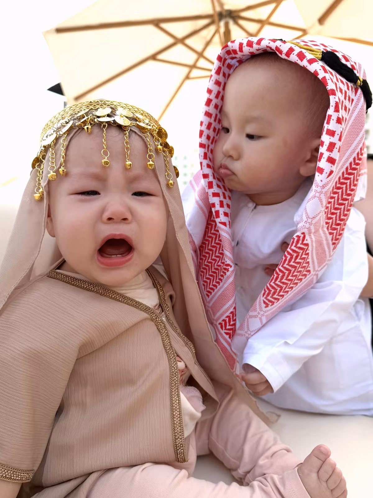 Trong loạt ảnh và video được Phương Oanh đăng tải, 2 nhóc tì "đốn tim" người xem khi diện trang phục của người Ả Rập, hóa thân thành "hoàng tử tinh nghịch" và "công chúa bụng to". Nữ diễn viên hài hước chia sẻ: "Buổi cosplay bất ổn của nàng công chúa bụng to và chàng hoàng tử tinh nghịch".