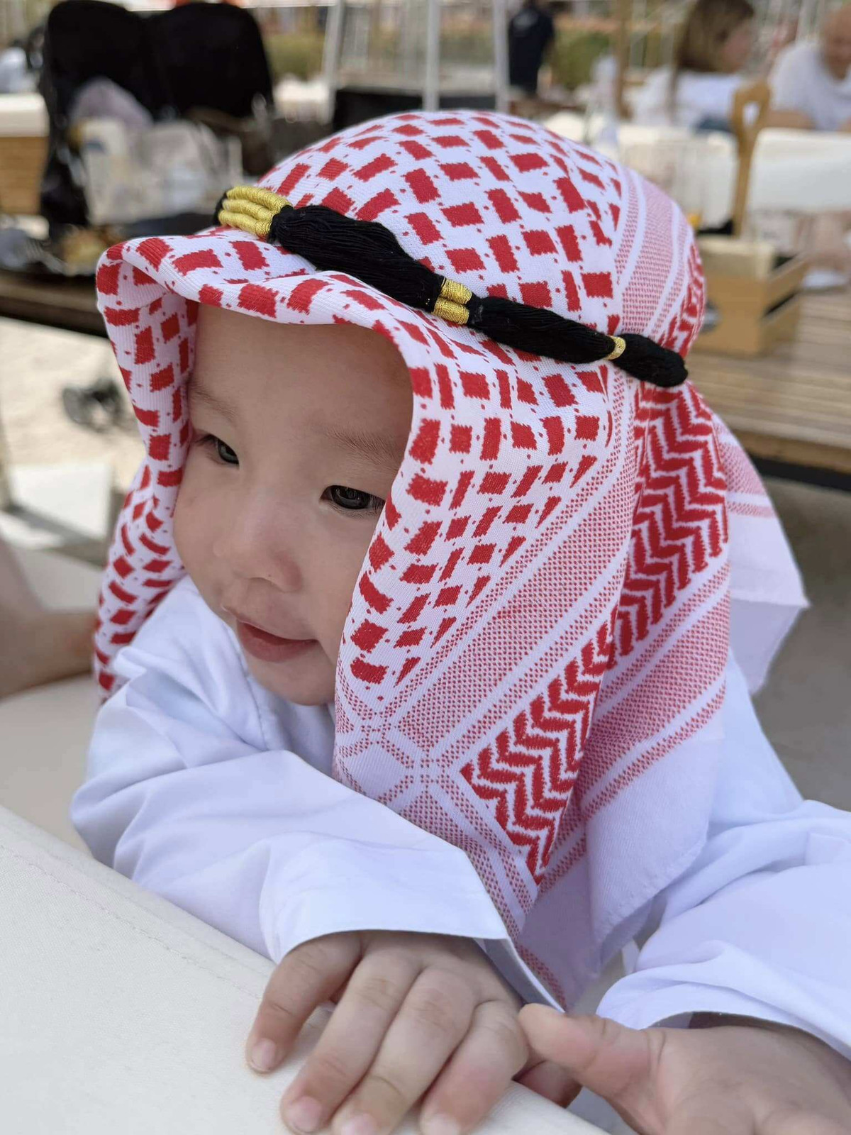 Hai bé tỏ ra hợp tác với mẹ, không hề ngại ngùng trước ống kính và được khán giả vô cùng yêu thích.