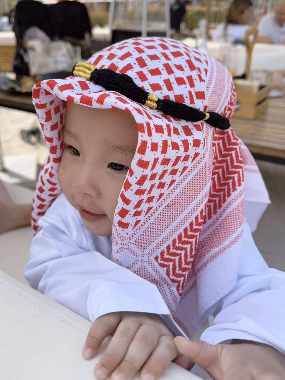 Hai bé tỏ ra hợp tác với mẹ, không hề ngại ngùng trước ống kính và được khán giả vô cùng yêu thích.