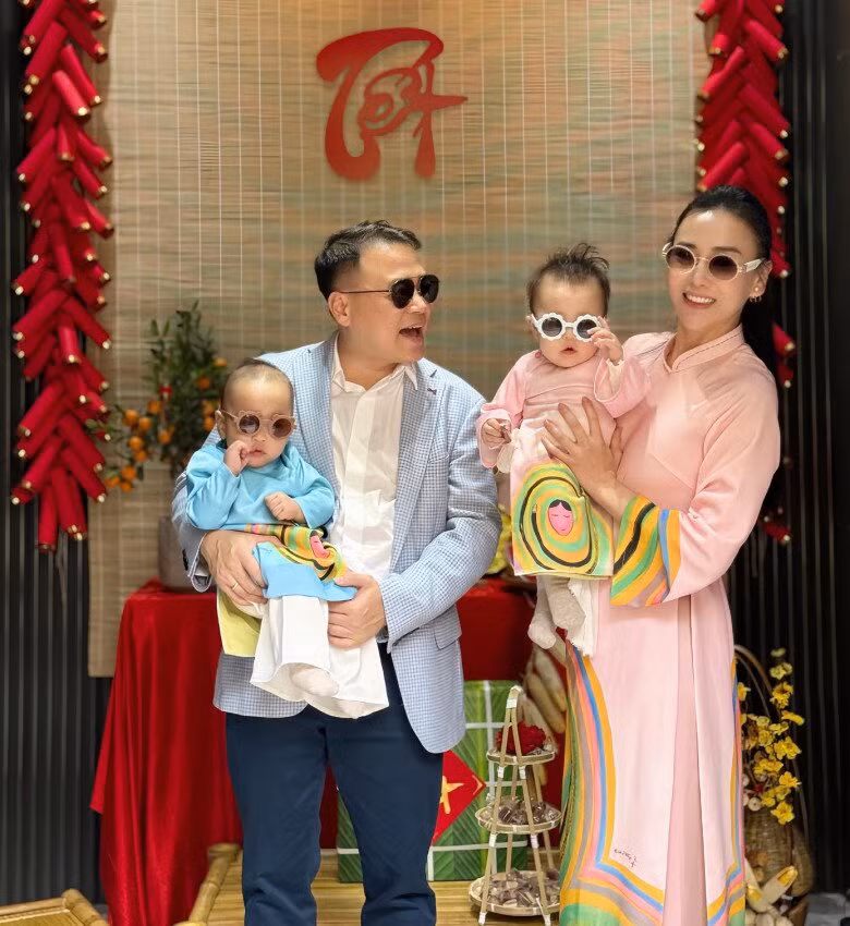 Đầu xuân Ất Tỵ vừa qua, vợ chồng Phương Oanh đón Tết Nguyên đán đầu tiên bên 2 con. Nữ diễn viên đưa Jimmy - Jenny về quê nhà Hà Nam đón năm mới cùng ông bà ngoại.