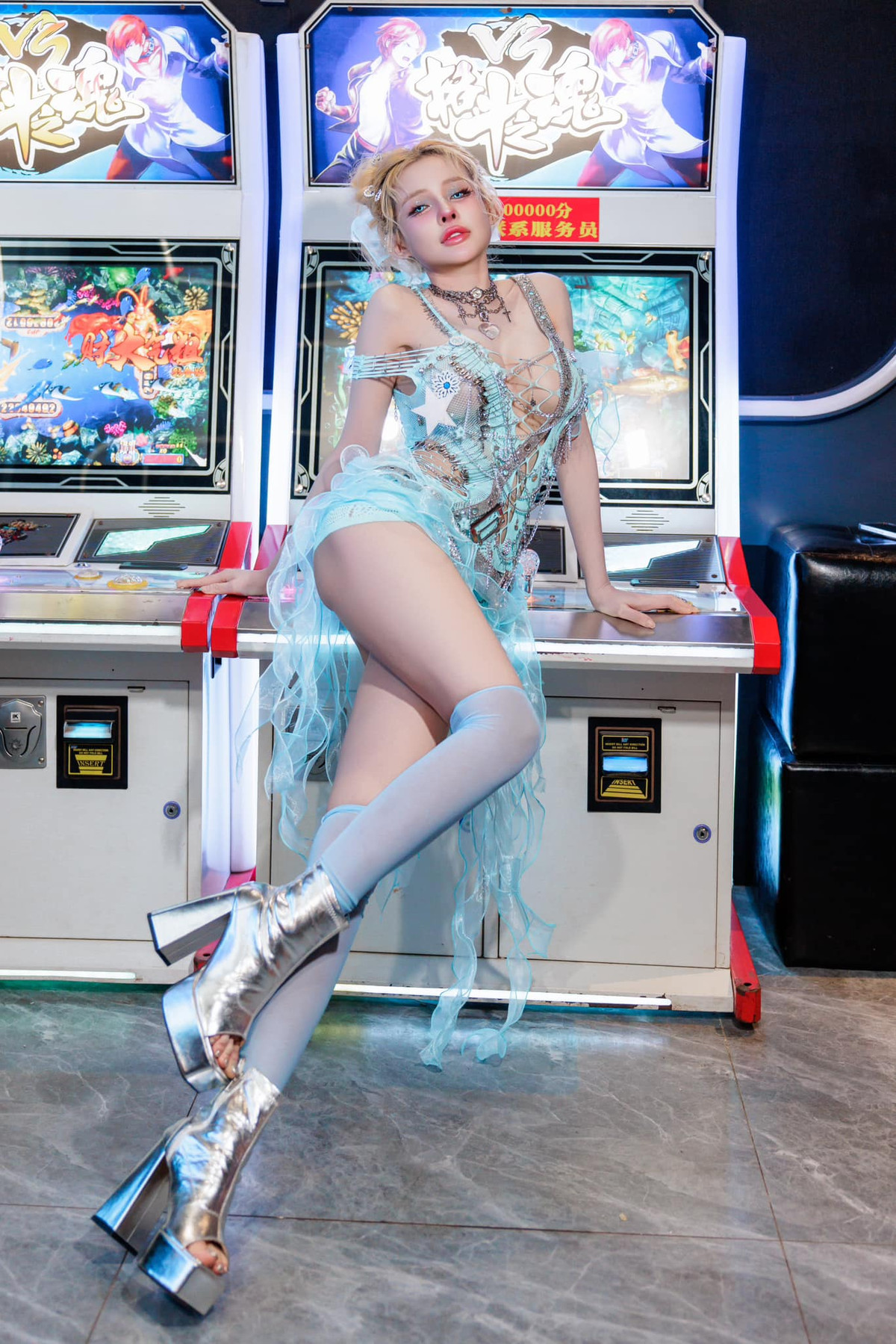 Trong một lần khác, cô nàng diện thiết kế tone xanh thì phần make-up cũng được lựa chọn với phần mắt nhấn nhá đầy ấn tượng.