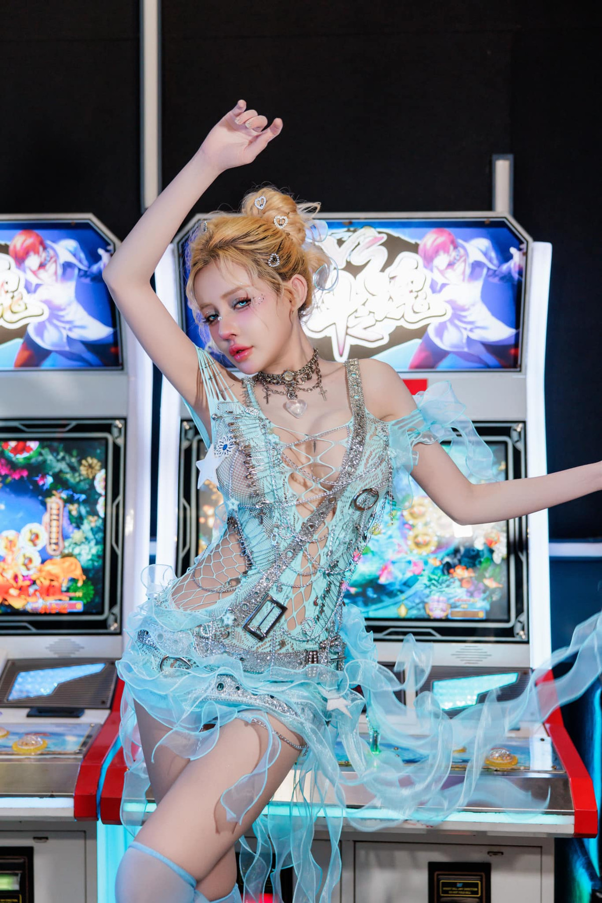 Điểm chung của những trang phục diễn của Ngân 98 là khá nhiều chi tiết và theo phong cách táo bạo.