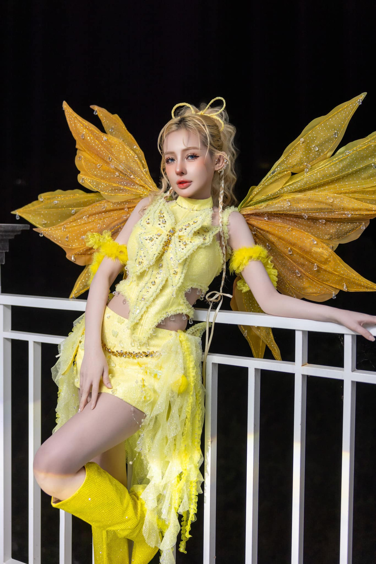 Cô nàng kết hợp từng item với nhau với tone vàng bắt mắt, phần trang điểm cũng như làm tóc cũng được Ngân 98 vô cùng chỉn chu.