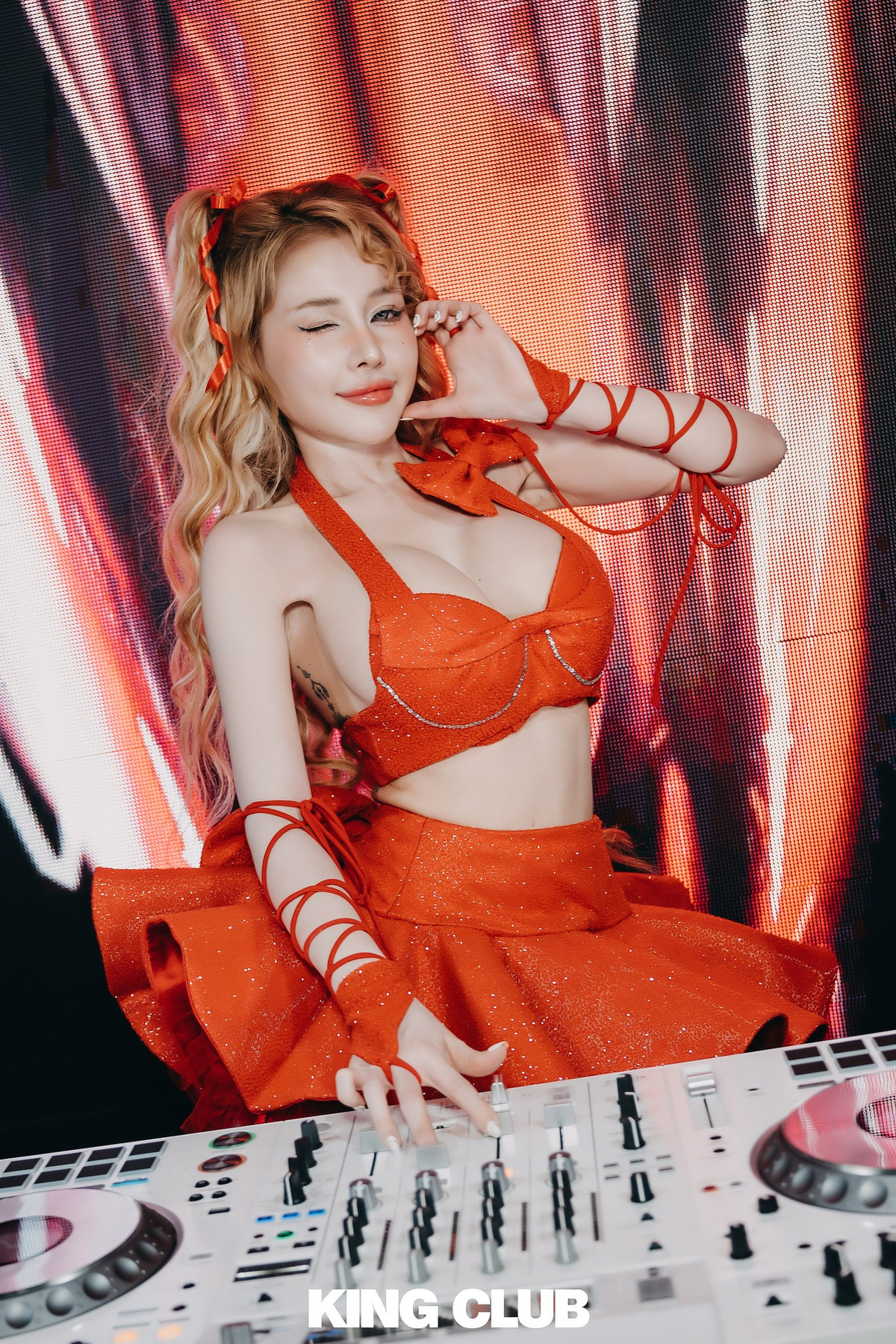 Ngân 98 cũng vô cùng chịu chi khi không một show diễn nào của cô nàng sử dụng lại đồ đã từng mặc trước đó.