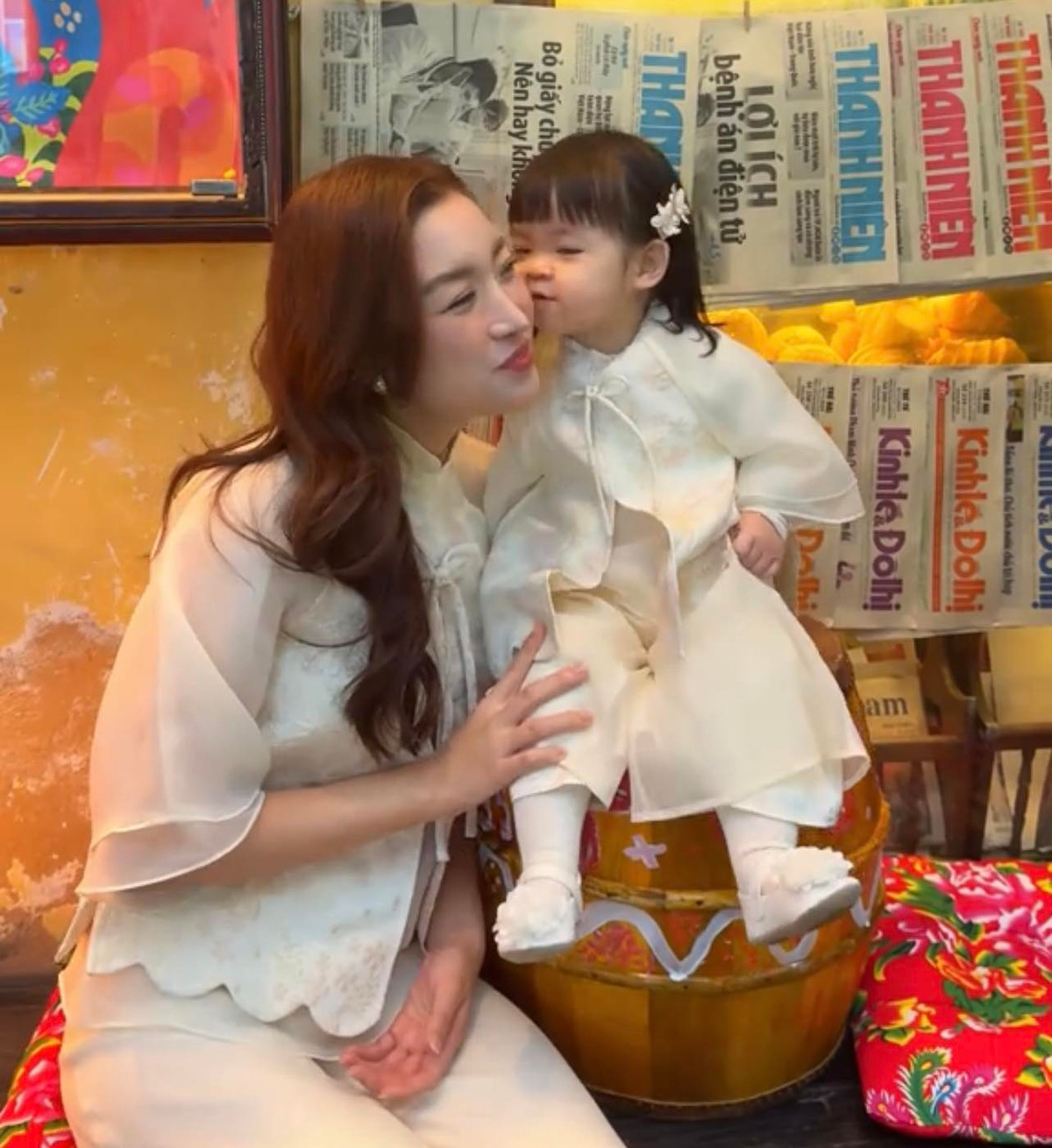 Nàng hậu cùng con gái diện đồ đôi. Bé Tuệ An gây ấn tượng mạnh với vẻ ngoài đáng yêu, đôi mắt tròn xoe và nụ cười tươi rói.