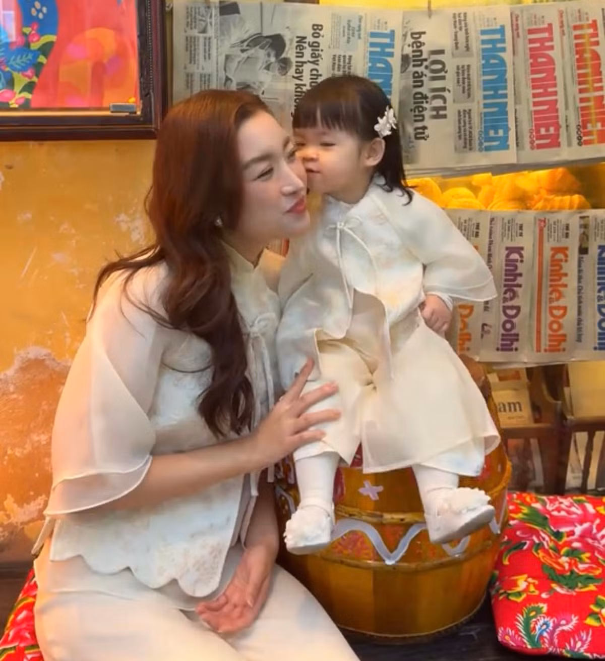 Nàng hậu cùng con gái diện đồ đôi. Bé Tuệ An gây ấn tượng mạnh với vẻ ngoài đáng yêu, đôi mắt tròn xoe và nụ cười tươi rói.