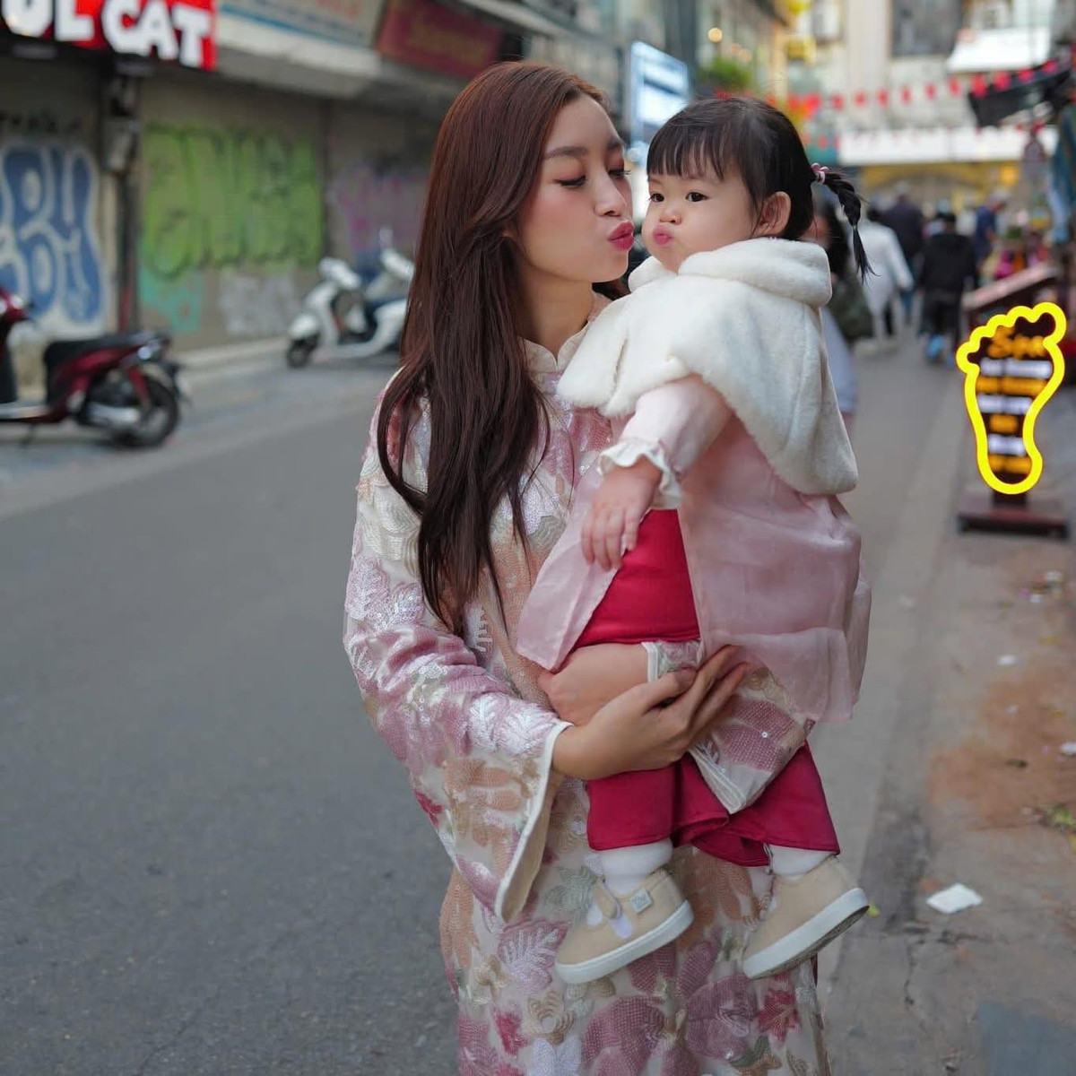 Sau khi lập gia đình, người đẹp hạn chế tham gia hoạt động giải trí, dành nhiều thời gian chăm sóc chồng, con.