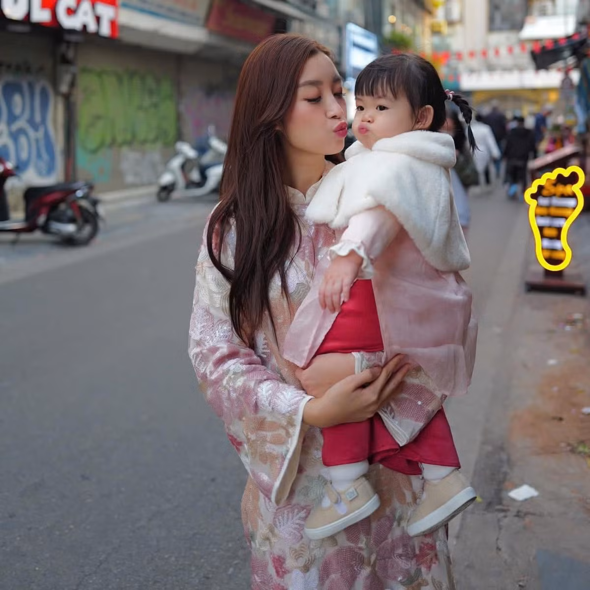 Sau khi lập gia đình, người đẹp hạn chế tham gia hoạt động giải trí, dành nhiều thời gian chăm sóc chồng, con.