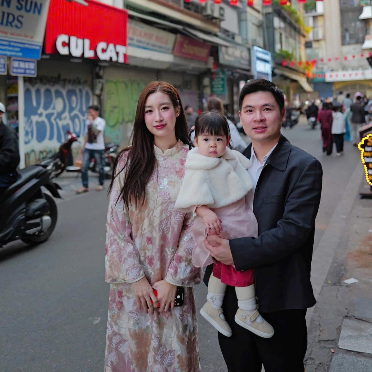 Đỗ Mỹ Linh và Đỗ Vinh Quang kết hôn vào tháng 10.2022 tại Hà Nội. Đây là cái Tết thứ ba của Mỹ Linh khi về làm dâu nhà tỉ phú.