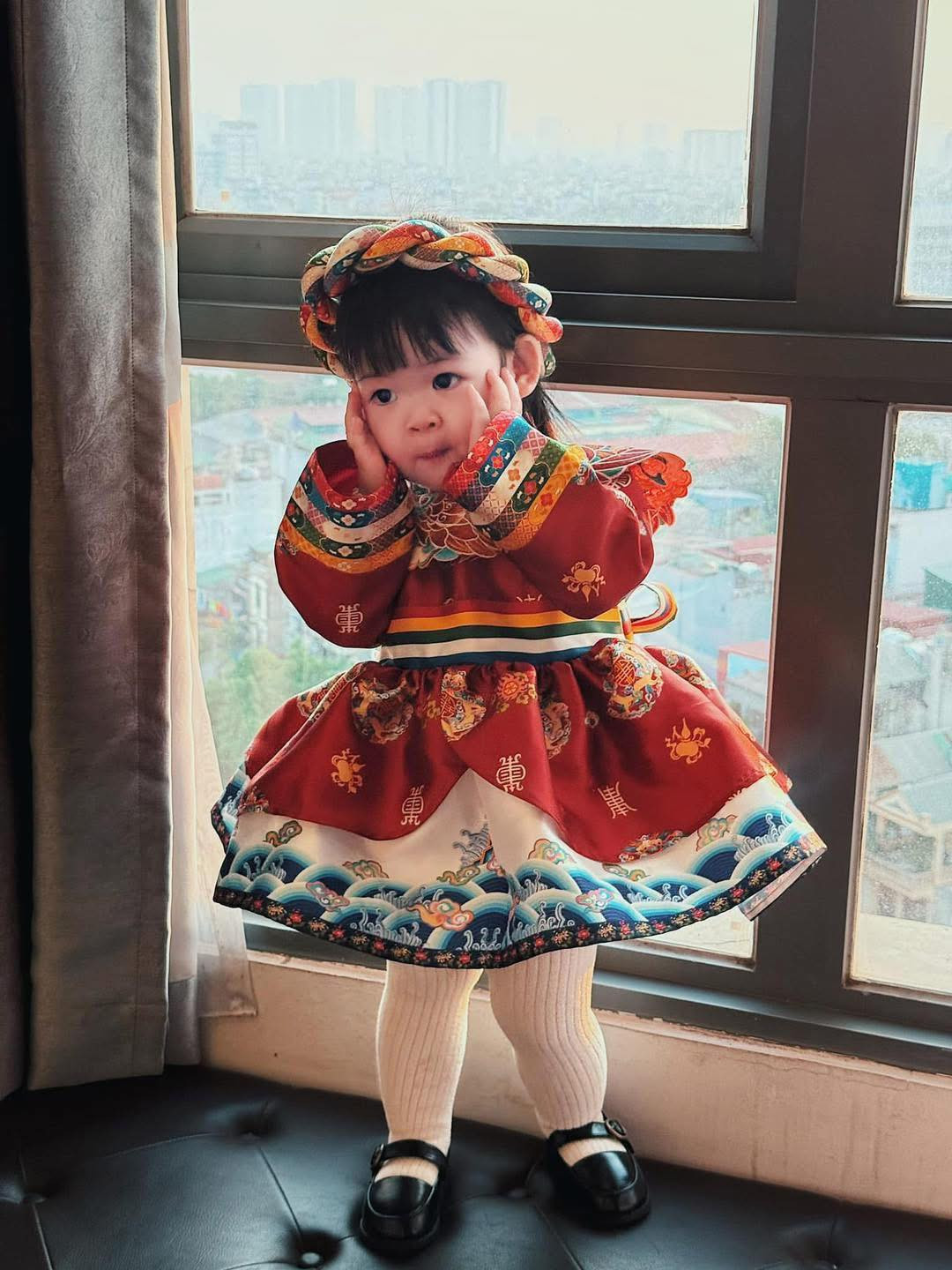 Trong bộ váy truyền thống rực rỡ, con gái của nàng hậu nhanh chóng trở thành tâm điểm chú ý, đặc biệt là bộ trang phục có giá trị không hề nhỏ.