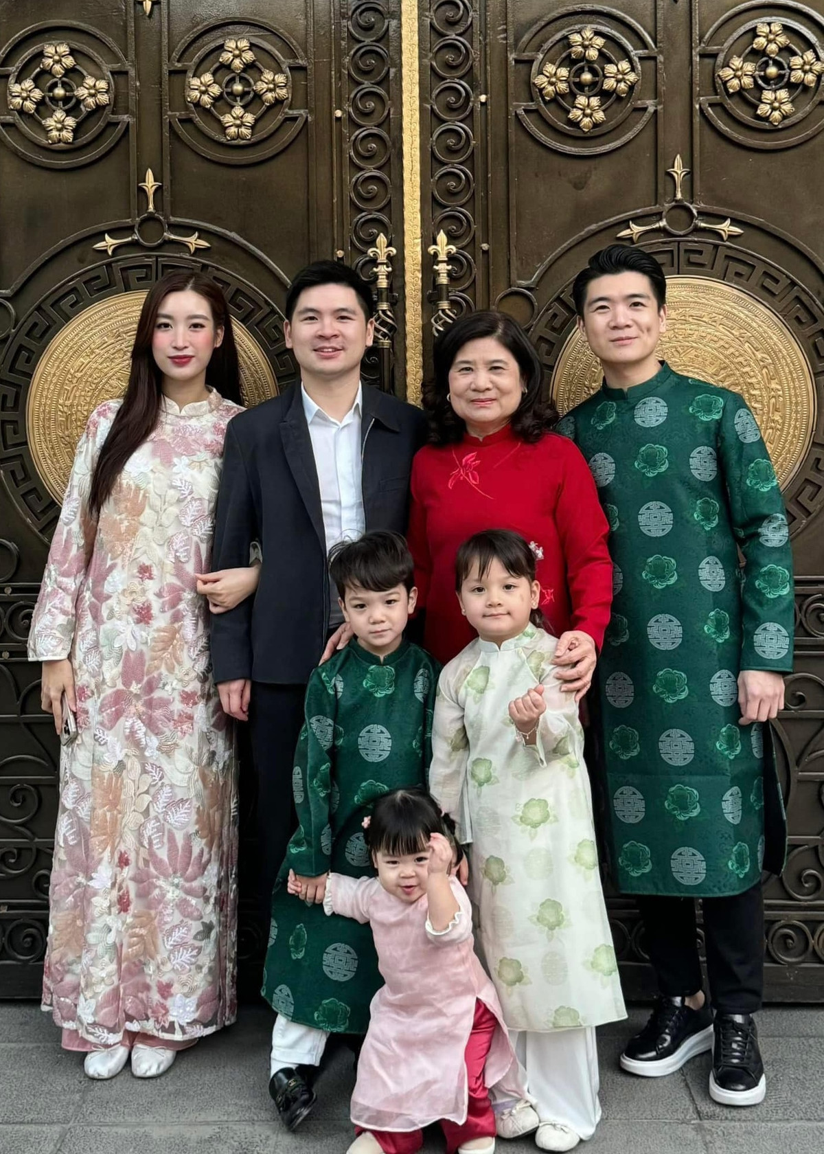 Vợ chồng Đỗ Mỹ Linh đón Tết sum vầy cùng mẹ, anh trai, con gái Titi và các cháu. Gia đình ba thế hệ của hoa hậu có thông lệ chụp ảnh kỷ niệm mỗi dịp năm mới.