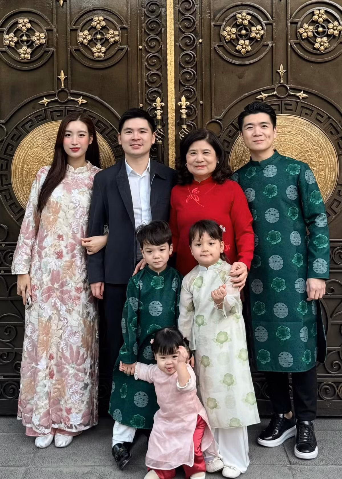 Vợ chồng Đỗ Mỹ Linh đón Tết sum vầy cùng mẹ, anh trai, con gái Titi và các cháu. Gia đình ba thế hệ của hoa hậu có thông lệ chụp ảnh kỷ niệm mỗi dịp năm mới.