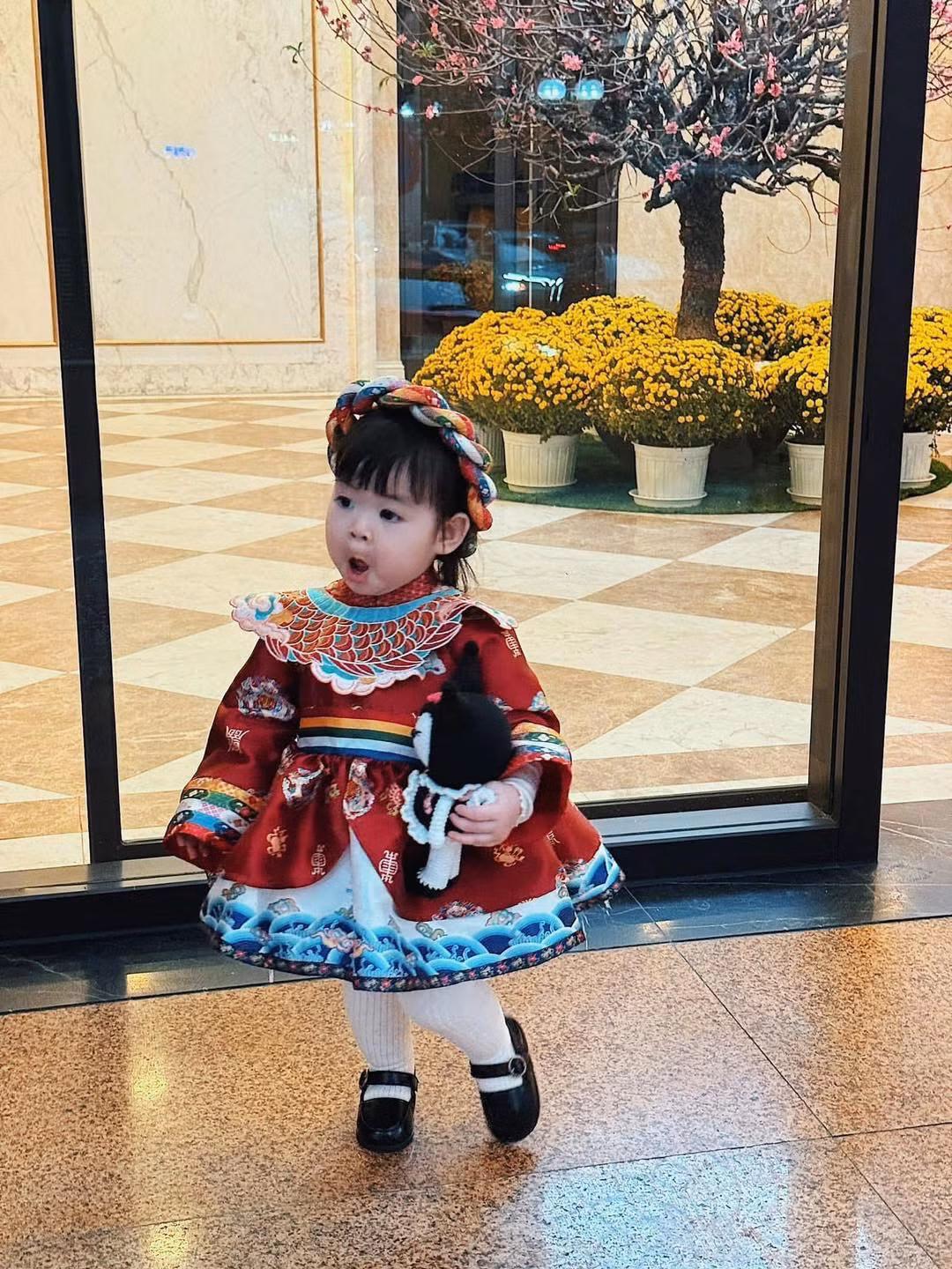 Theo tìm hiểu, chiếc váy này được hãng bán với giá khoảng hơn 1 triệu đồng. Tuy nhiên do độ hiếm và độ hot quá cao nên hiện nay giá trên thị trường có thể dao động từ 10 - 15 triệu đồng khi mua lại.