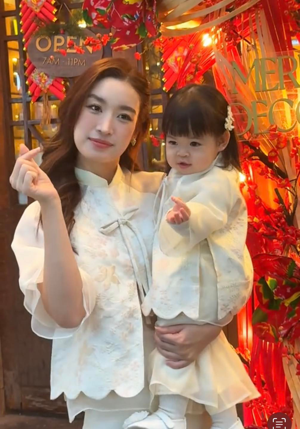 Trước đó, Đỗ Mỹ Linh cũng từng đăng tải đoạn video ghi lại khoảnh khắc chụp ảnh Tết của 2 mẹ con.