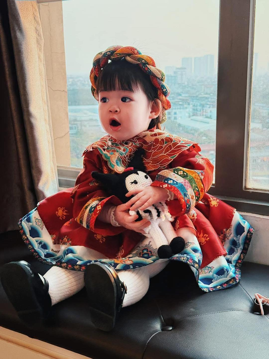 Với hội mẹ bỉm có con gái, rất nhiều người biết đến thiết kế váy này. Ai nữ của Hoa hậu Việt Nam 2016 diện một bộ váy Y Long nổi bật với họa tiết cầu kỳ và chất liệu cao cấp.