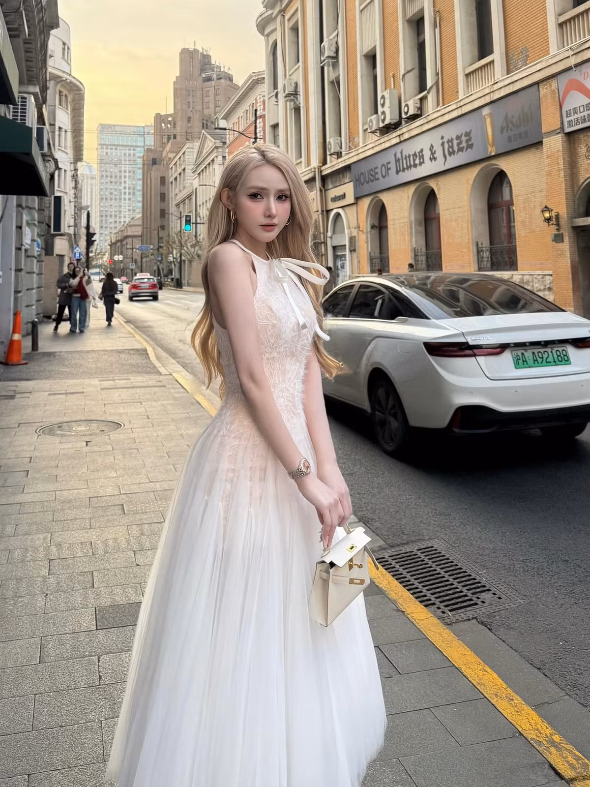 Vóc dáng mảnh mai khiến người đối diện muốn che chở.