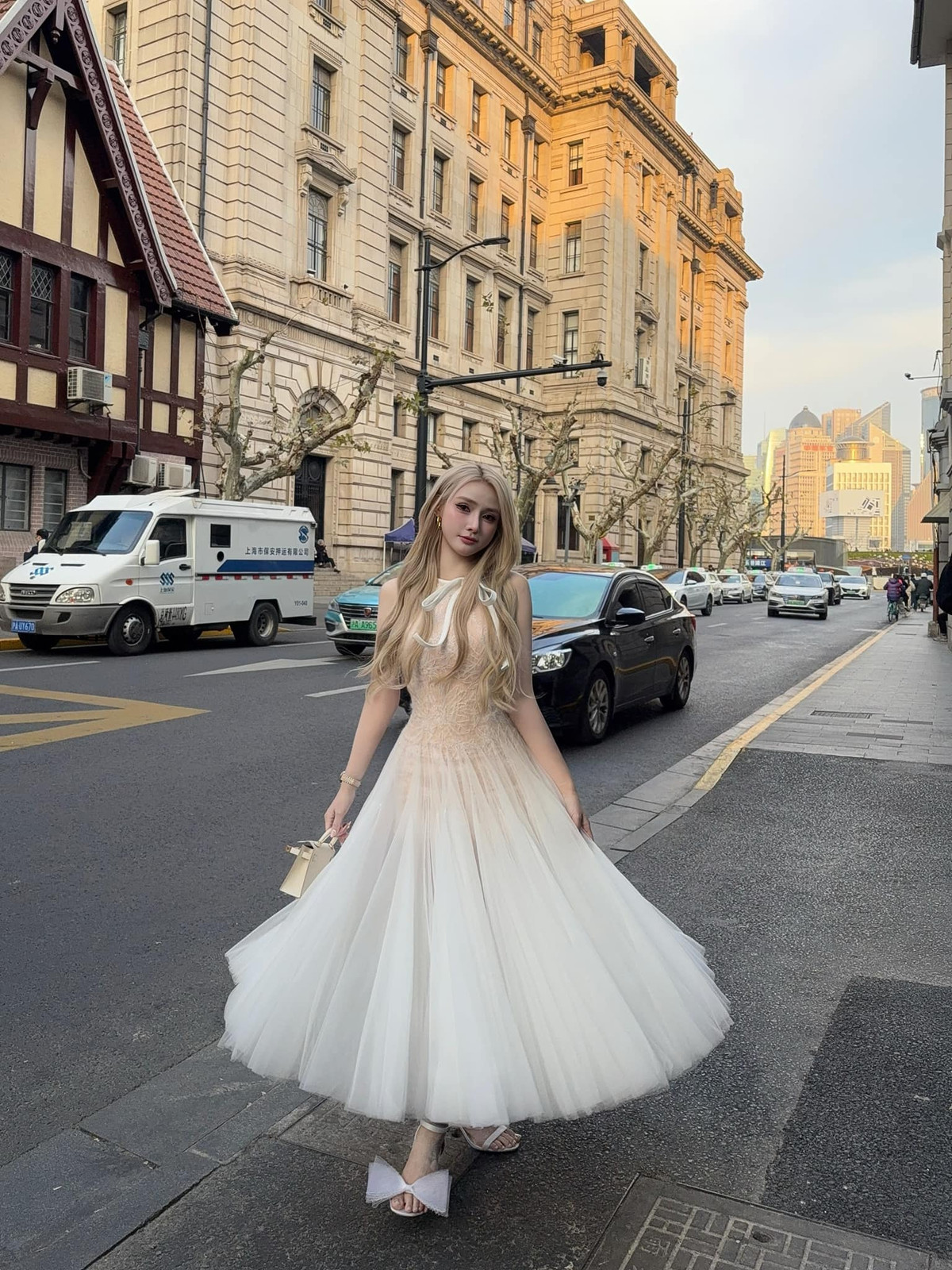 Đôi giày cao gót với thiết kế nơ khổng lồ là điểm nhấn cho tổng thể giao diện của nữ DJ.